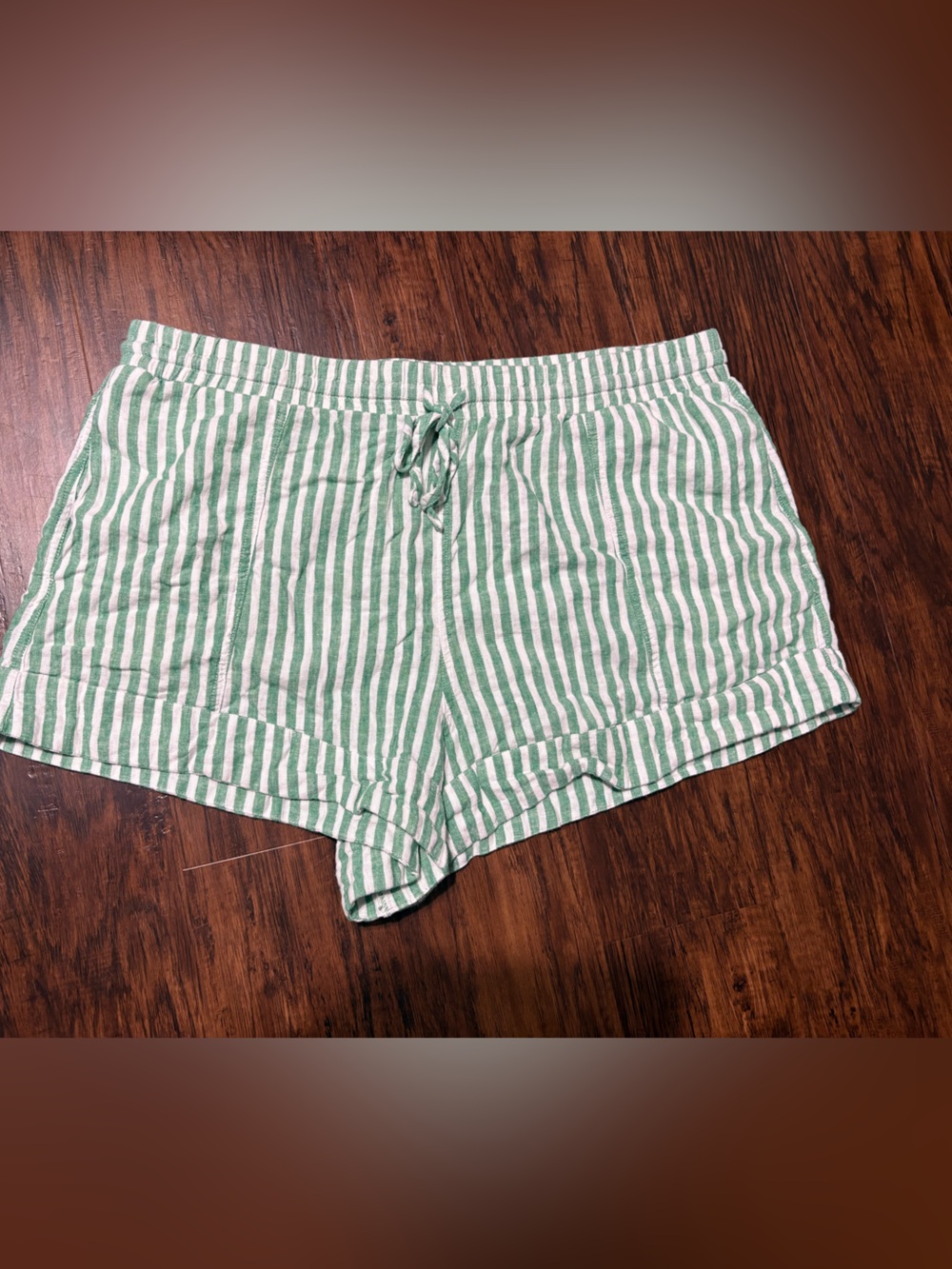 Universal threads shorts 💚